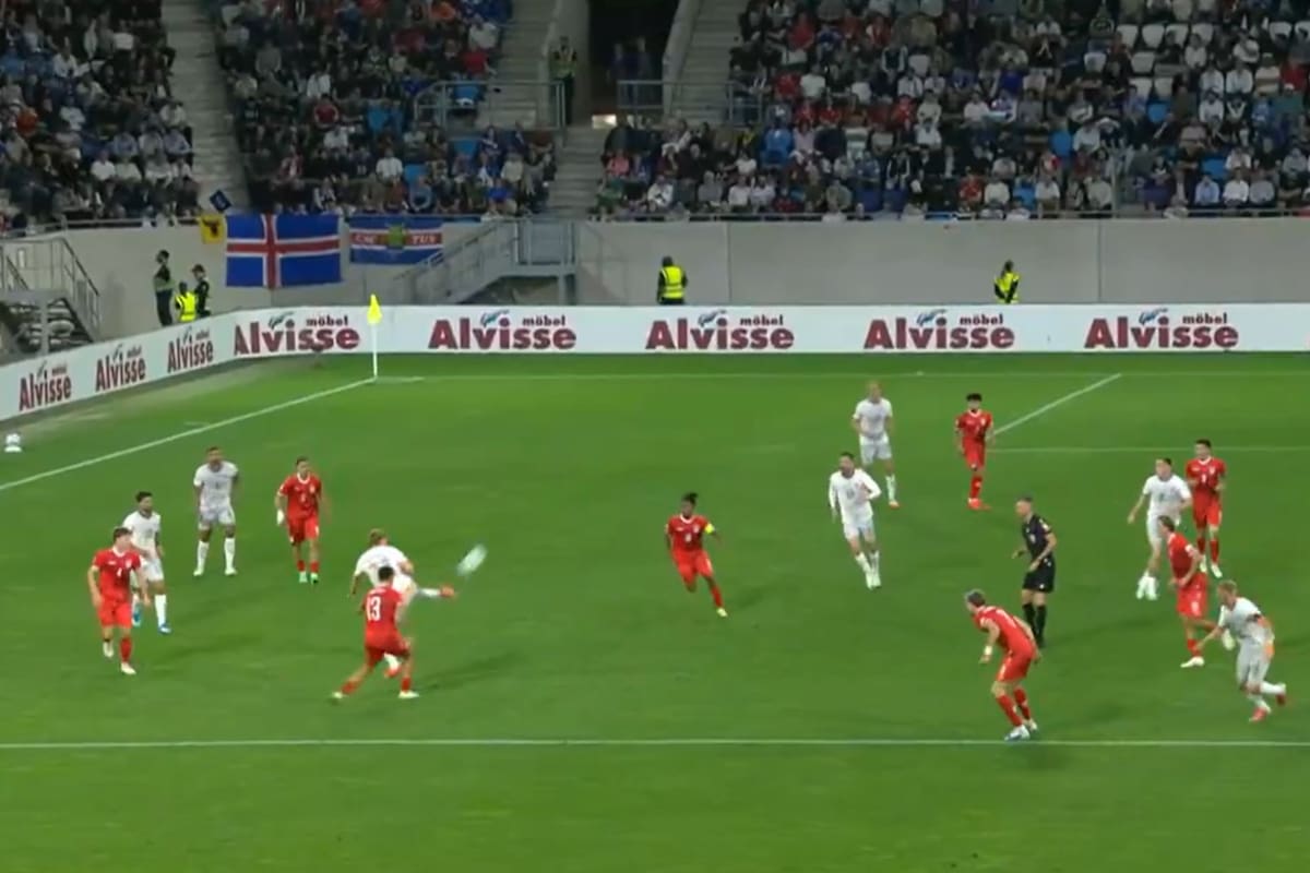 Andri Gudjohnsen dio una asistencia de taco luego de haber anotado el primer gol de Islandia; fue el figura en el 3-0 ante Luxemburgo