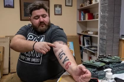 Andriy Kozinchuk, un psicólogo militar que sirve en el frente, señala un tatuaje que significa "te cubro las espaldas" (Foto: BBC)