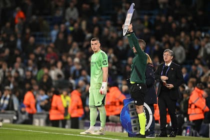 Andriy Lunin es autorizado para entrar al campo de juego y reemplazar a Thibaut Courtois; como en 2024, el ucraniano tuvo otra destacada actuación ante manchester City en el Ethiad Stadium