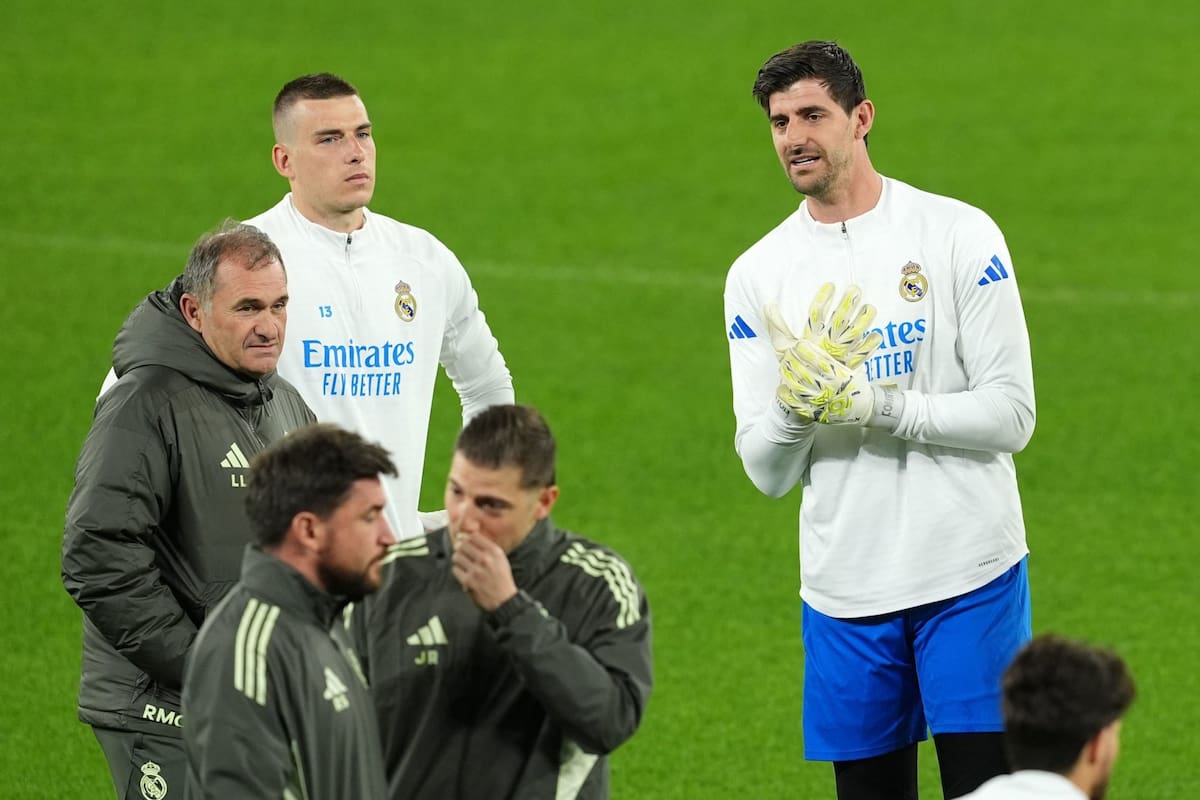 Andriy Lunin y Thibaut Courtois en la entrada en calor en el Etihad Stadium: los arqueros fueron pilares del triunfo y clasificación de Real Madrid en los octavos de final de la Champions League
