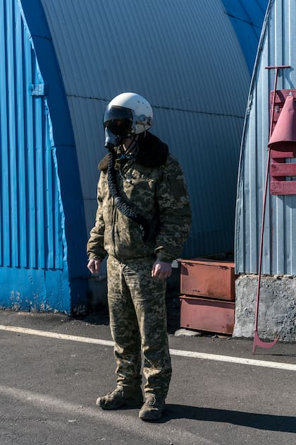 Andriy, piloto de la Fuerza Aérea de Ucrania, afuera del hangar en un sitio no revelado