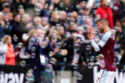 Andriy Yarmolenko de West Ham, aplaude a los fans después del partido de la Premier League en el London Stadium