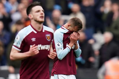 Andriy Yarmolenko, del West Ham United, reacciona después de marcar el primer gol de su equipo en el partido de fútbol de la Premier League inglesa contra el Aston Villa en el London Stadium, Londres, el domingo 13 de marzo de 2022.