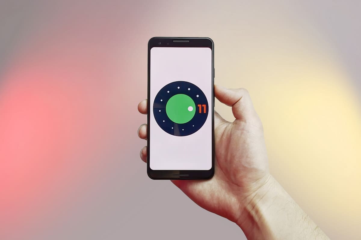 Android 11 permitirá gestionar mejor las notificaciones de chats y redes sociales, además de ofrecer una mayor integración con el control de los dispositivos del hogar, entre muchas de las otras novedades que se podrán evaluar en la versión beta que ofrece Google