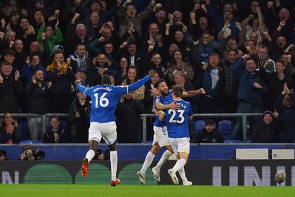 Andros Townsend, del Everton, celebra después de anotar el segundo gol de su equipo en el partido ante el Burnley en la Premier, el lunes 13 de septiembre de 2021, en Liverpool, Inglaterra. (Martin Rickett/PA via AP)