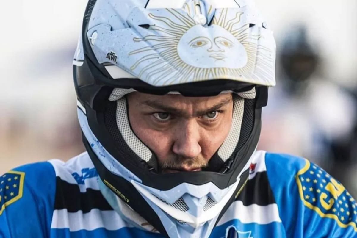 Andújar corre el Dakar con el escudo de Boca en su buzo antiflama