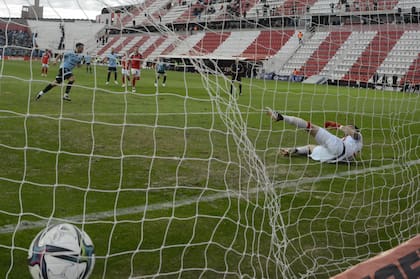 Andújar se tira a su derecha y Susvielles convierte el penal por el sector opuesto