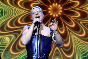 Andy Bell al frente de Erasure, el dúo que forma desde hace 37 años con Vince Clarke