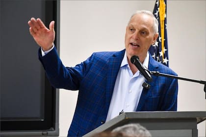 Andy Biggs cuenta con una licenciatura en Estudios Asiáticos de la Universidad Brigham Young