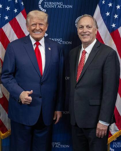 Andy Biggs posa junto a Donald Trump