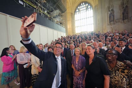 Andy Burnham se toma una foto con compañeros del grupo parlamentario del Partido Laborista en Westminster (Archivo)