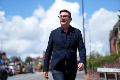 Andy Burnham sonríe durante una visita de campaña a Ashton-in-Makerfield, antes de las próximas elecciones, el martes 9 de junio de 2026, en Manchester, Inglaterra