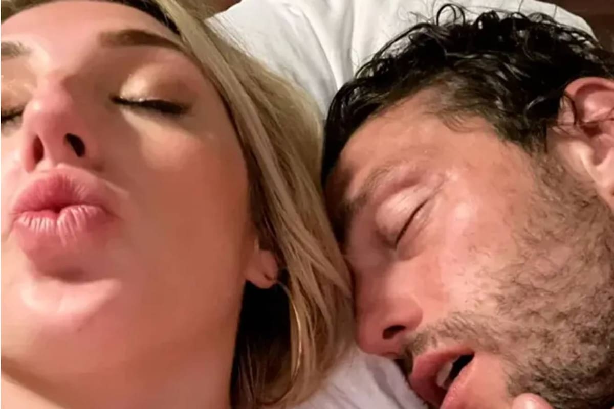 Andy Carroll, exfutbolista de Liverpool, durmió en su despedida de soltero con dos mujeres rubias y una de ellas le sacó esta foto, que provocó un inmenso escándalo