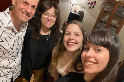 Andy, Eduardo y sus dos hijas.