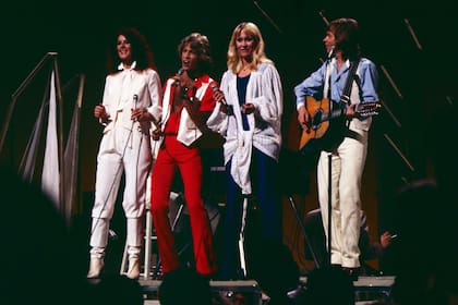 Andy Gibb junto a Olivia Newton John y los integrantes de ABBA, los protagonistas de un exitoso programa televisivo especial emitido en 1978