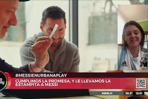 Andy Kusnetzoff le dio a Lionel Messi la estampita de San Messi ante la emoción de la viuda del autor de la estampa