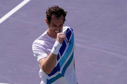 Andy Murray, británico, celebra después de derrotar a Taro Daniel, de Japón, 1-6, 6-2, 6-4 en el Abierto BNP Paribas, el viernes 11 de marzo de 2022, en Indian Wells, California (AP Foto/Mark J. Terrill)
