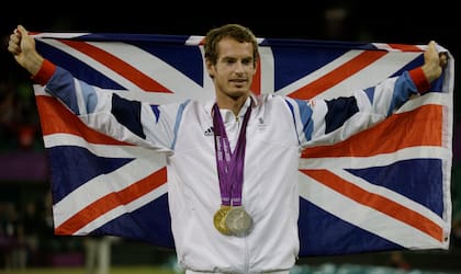 Andy Murray posa con sus medallas de oro y plata en Londres 2012; se retiró en París 2024