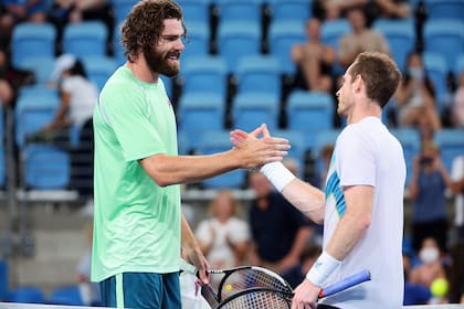 Andy Murray saluda al gigante Reilly Opelka, luego del fantástico triunfo