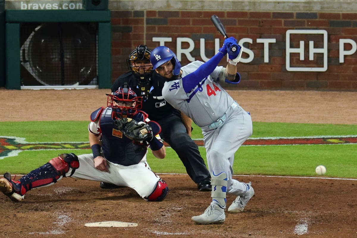 Andy Pages de los Dodgers de Los Ángeles conecta un sencillo remolcador de dos carreras en el séptim