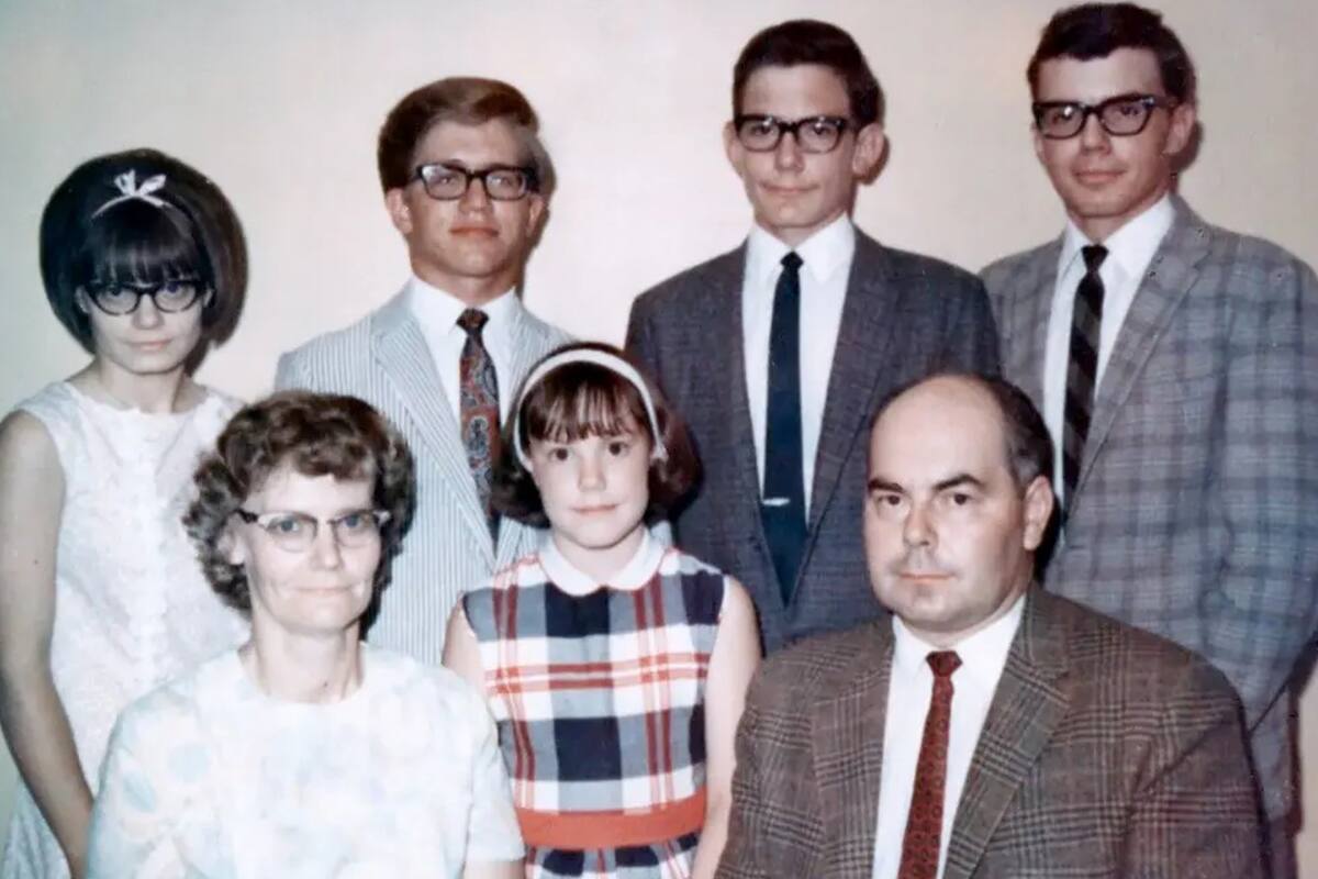 Andy Perkins (arriba, con traje blanco) se había sentido siempre distinto de su familia; décadas más tarde supo que había sido intercambiado con otro recién nacido en el hospital