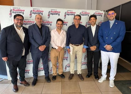 Andy Rivas, a la derecha, en un evento en Paraguay junto a Fernando Cerimedo y Ramiro Marra