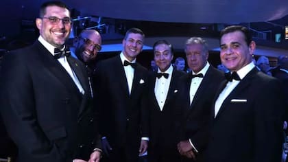 Andy Rivas en un evento con el presidente de Paraguay, Santiago Peña, el canciller Ramírez Lezcano y el empresario Daniel Hadad, entre otros