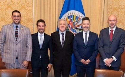 Andy Rivas junto a Sergio Patrón Costas, el entonces secretario de la OEA, Luis Almagro, Gustavo Menéndez y Gustavo Cinosi