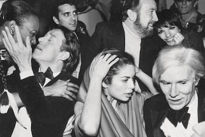 Andy Warhol, Liza Minelli y Halston en una fiesta de Studio 54, la discoteca más emblemático de los años 70 en Nueva York