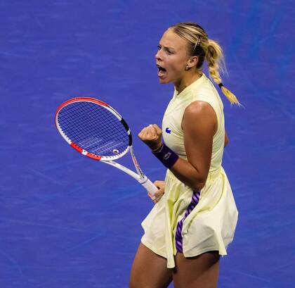 Anett Kontaveit celebrando un punto frente a Serena Williams en el US Open
