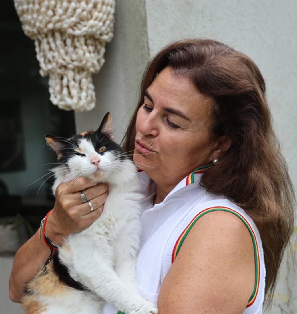 Anette Ivonne Wyss es madre de tres hijas que viven en el exterior y que no piensan en ser madres.
Baja natalidad, cada vez hay mas personas que llegan a los 60 y pico con ganas de ser abuelos, pero sus hijos de 30 y pico no tienen ninguna intención de ser padres o madres.
Anette cuida a dos gatas de su vecino