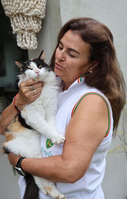 Anette Ivonne Wyss es madre de tres hijas que viven en el exterior y que no piensan en ser madres.
Baja natalidad, cada vez hay mas personas que llegan a los 60 y pico con ganas de ser abuelos, pero sus hijos de 30 y pico no tienen ninguna intención de ser padres o madres.
Anette cuida a dos gatas de su vecino