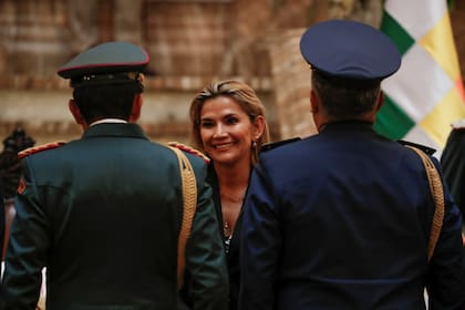 Áñez, ayer, en una ceremonia con militares en el palacio presidencial, en La Paz
