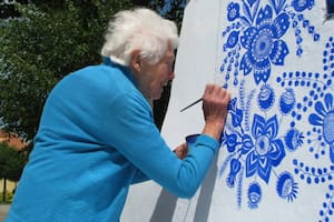Anežka Kašpárková pintó su pueblo hasta los 90 años y se volvió una insignia de querer un mundo mejor