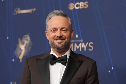 Anfitrión de los Emmy, Nate Bargatze, bromea sobre la TV y crea truco para acortar discursos