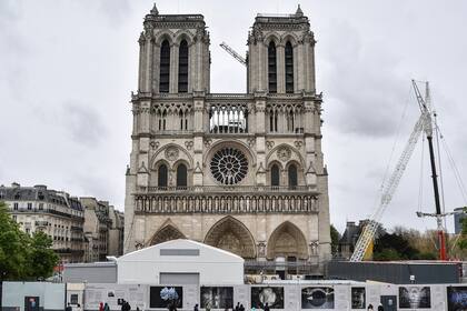 Una vista de la Catedral de Notre-Dame de París mientras continúan sus trabajos de restauración y reconstrucción para su inauguración el año próximo, a tiempo con los Juegos Olímpicos