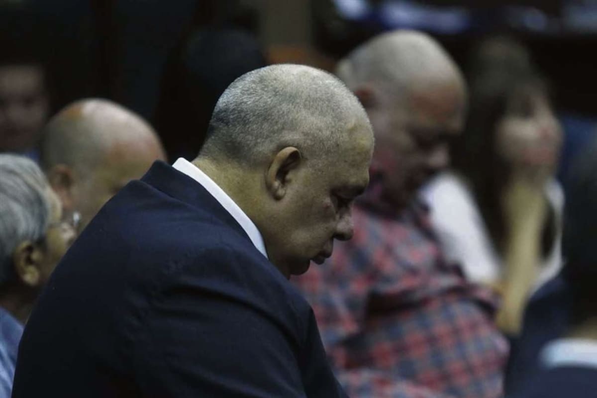 Ángel "el Mono" Ale, en primer plano, y su hermano Rubén "la Chancha", al escuchar sus condenas a 10 años de prisión