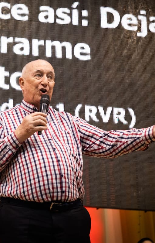 Ángel Beriau en su iglesia de Asunción.