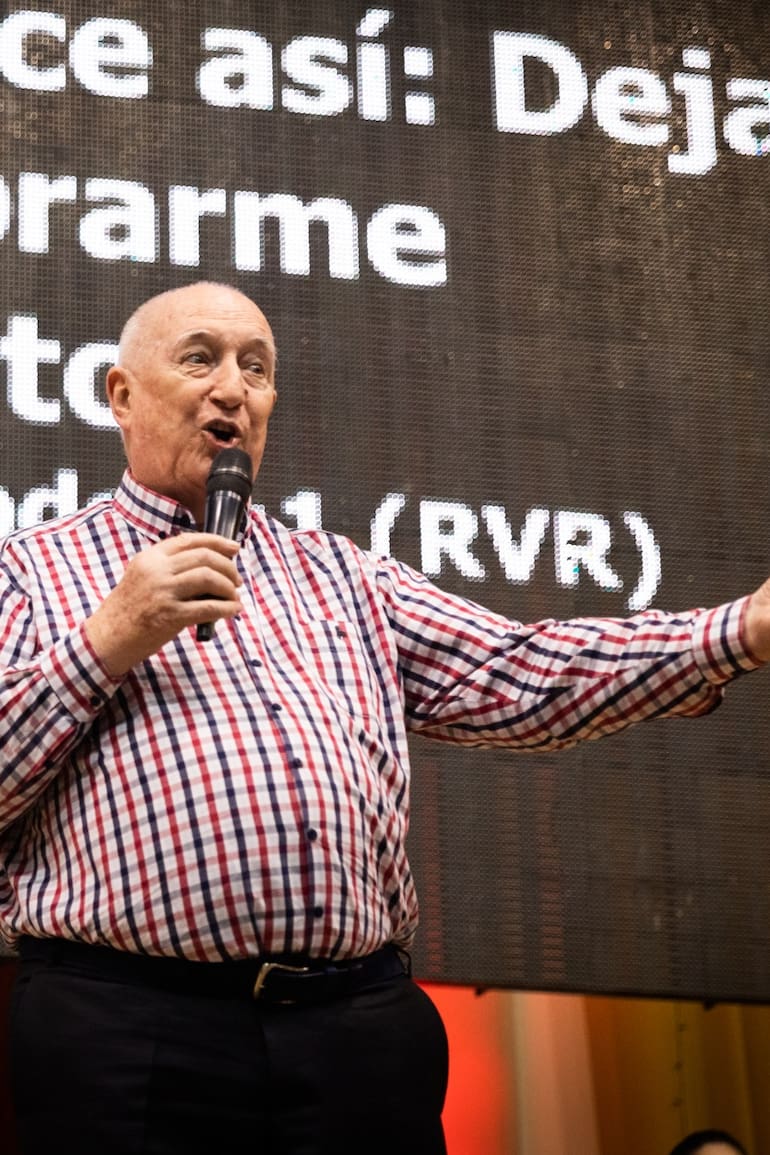 Ángel Beriau en su iglesia de Asunción.