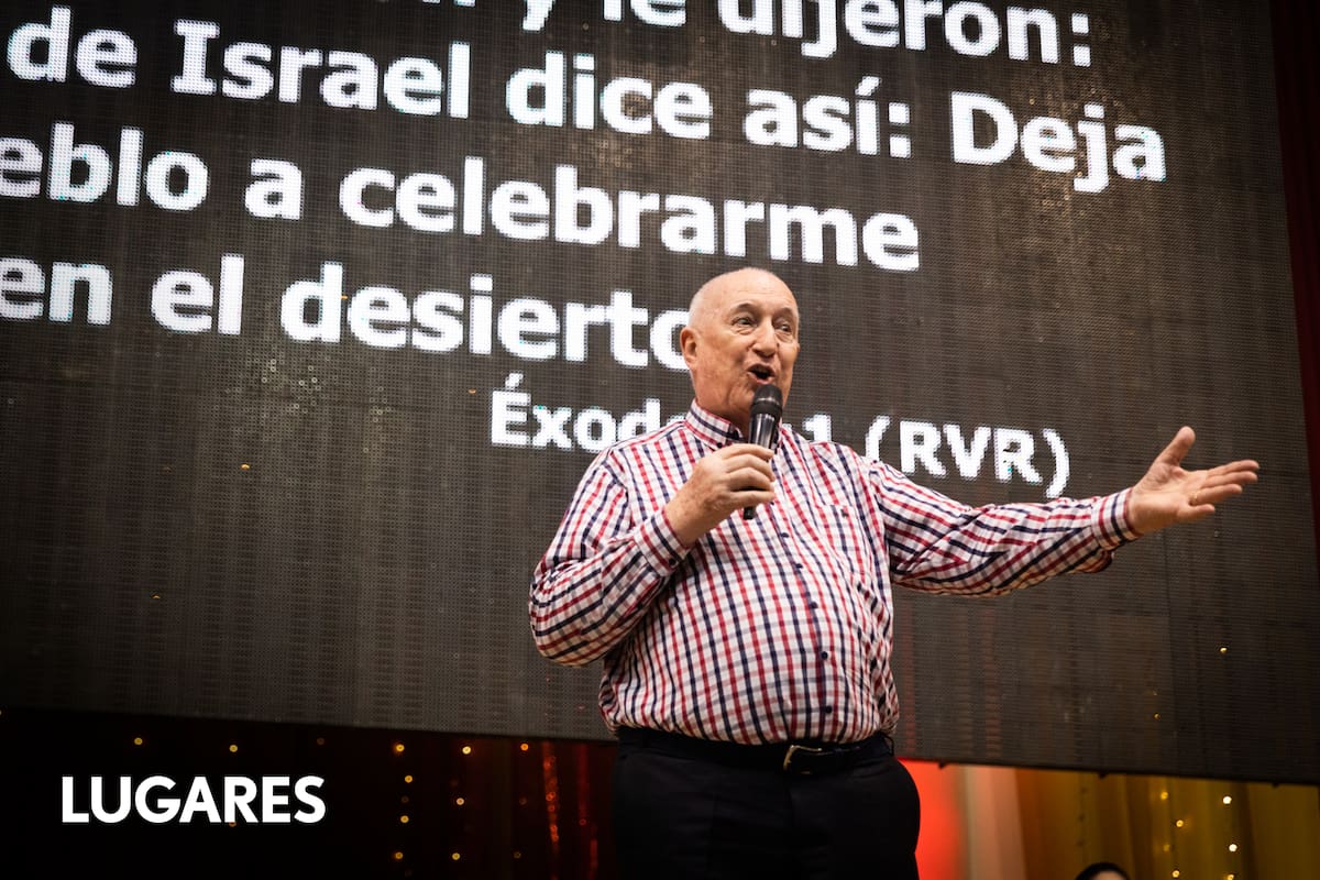 Ángel Beriau en su iglesia de Asunción.