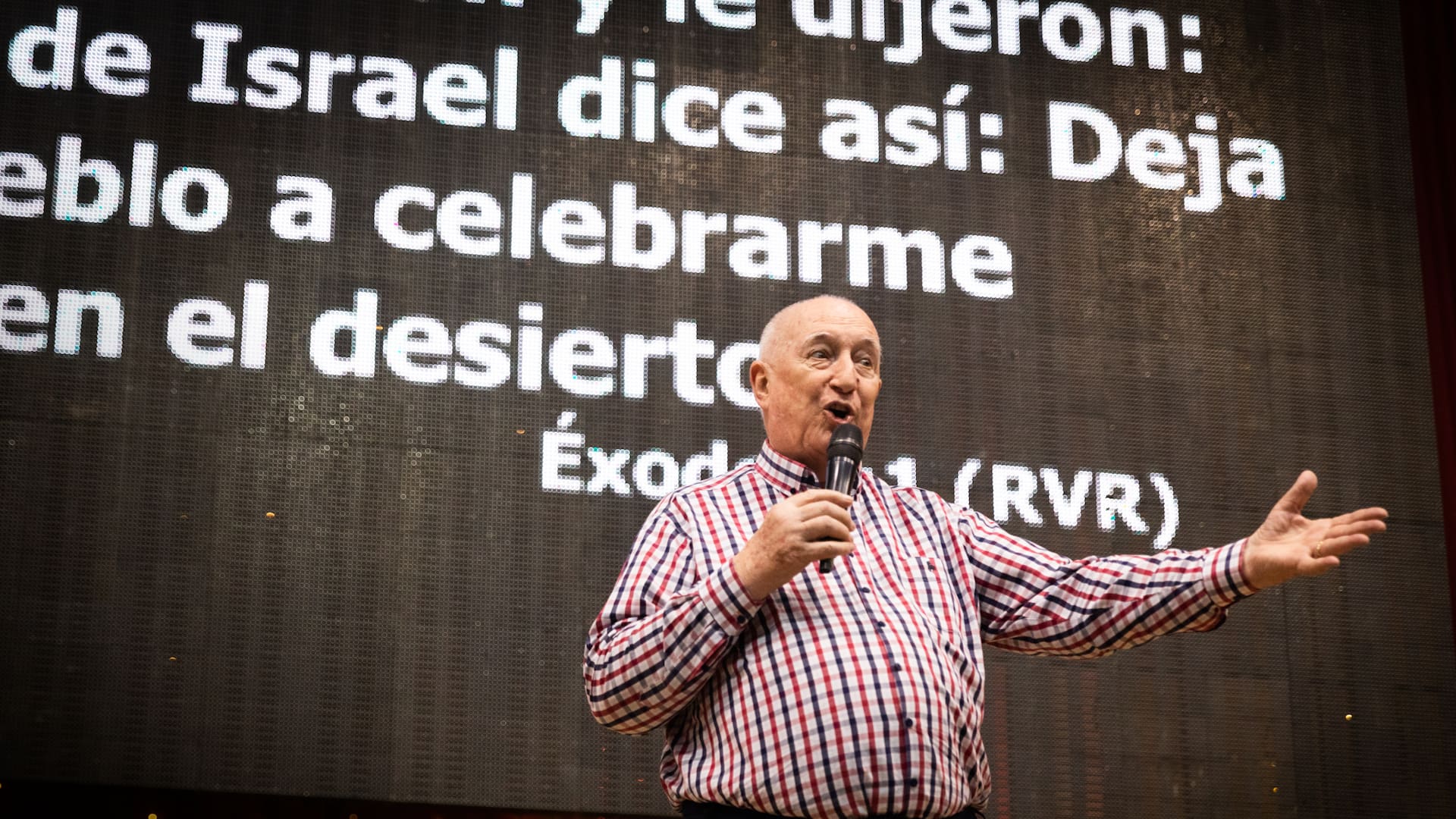 Ángel Beriau en su iglesia de Asunción.