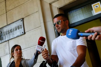 Angel Boza a la salida de la Corte de Sevilla, en España