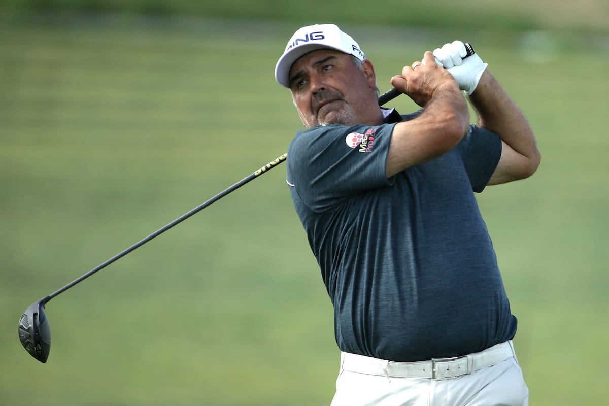 Angel Cabrera de Argentina juega su golpe de salida en el séptimo hoyo durante la primera ronda del Korn Ferry Tour TPC Colorado Championship en TPC Colorado 2019