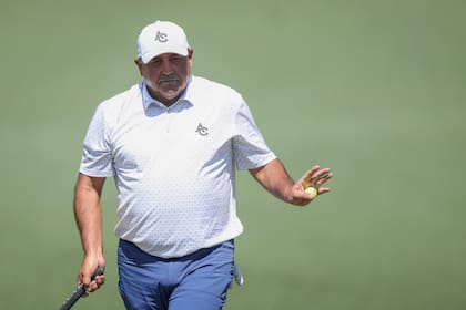 Ángel Cabrera saluda discretamente luego de embocar en el segundo hoyo, en el que salvó una pelota que se había ido a la arboleda; luego, el cordobés perderá el ritmo y quedará penúltimo y eliminado.