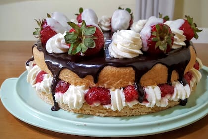 Angel Cake con crema, frutillas y chocolate.