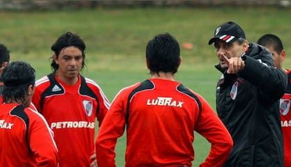 Ángel Cappa, durante su paso por River; a su lado, Marcelo Gallardo, que no tuvo una despedida acorde del club bajo el mandato del DT