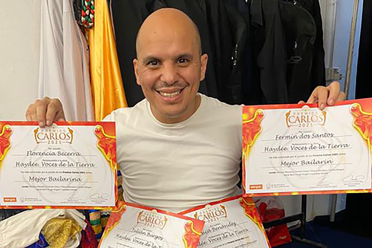 Angel Carabajal con sus nominaciones a los premios Carlos
