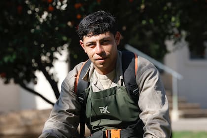 Ángel Caro tiene 26 años y durante 10 trabajó en la calle como limpiavidrios: "Estoy feliz, todavía no lo puedo creer", dice acerca de su nuevo trabajo en Kazaró