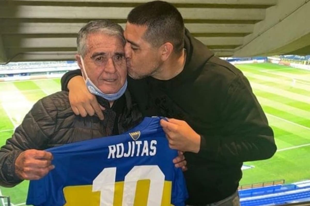 Ángel Clemente Rojas, con Juan Román Riquelme; el legendario delantero estaba muy molesto porque le impidieron ser parte de la despedida