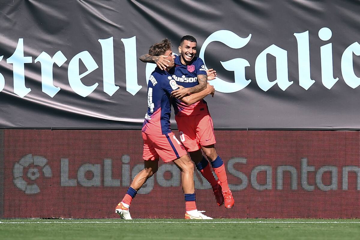 Ángel Correa celebra tras anotar el primero de sus dos goles de la victoria de Atlético de Madrid en la cancha de Celta en el comienzo de la liga española; el argentino vive su mejor momento en España.